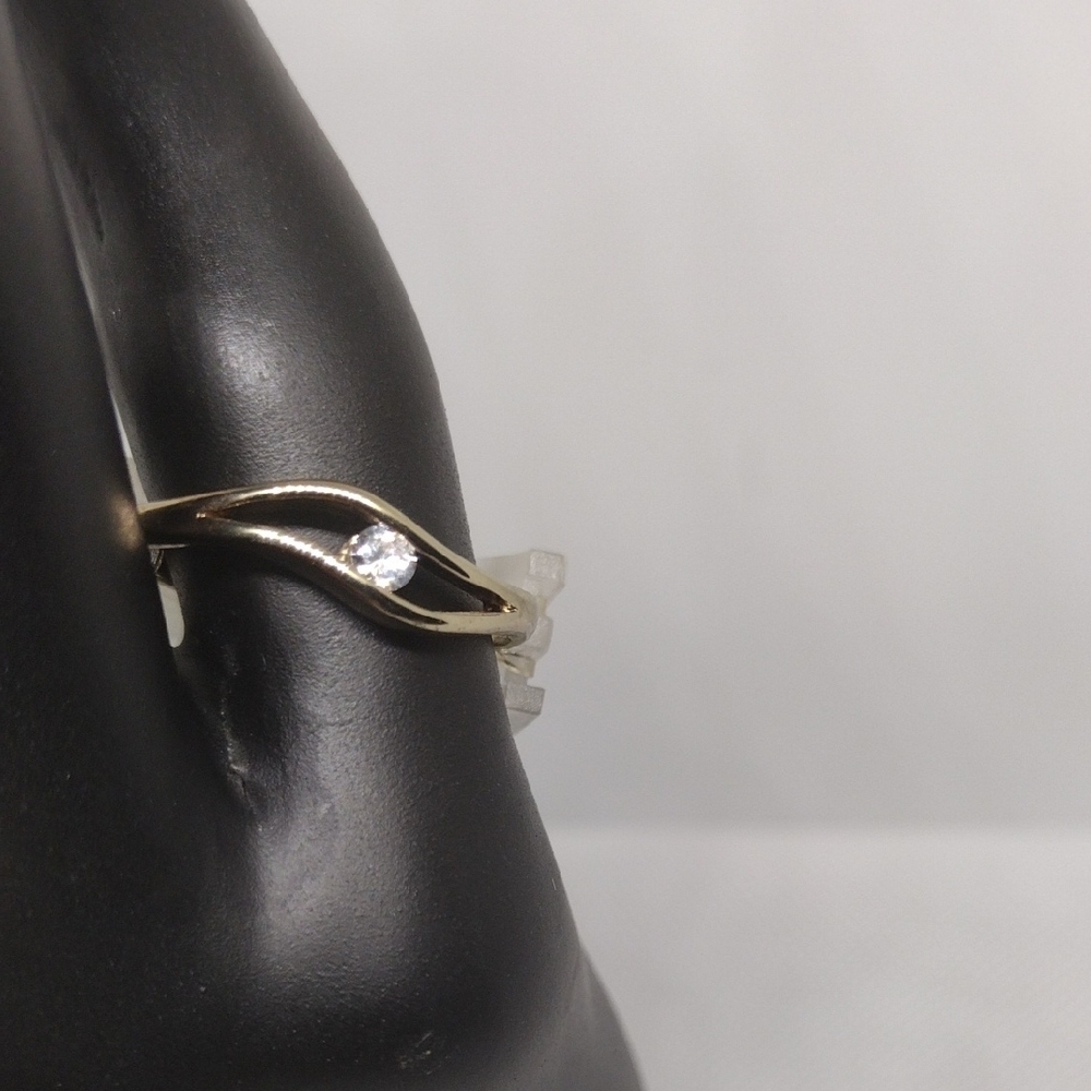 ✨ Elegant Gold-Tone Ring with Glass Center Stone | Size L | Timeless Statement - Picture 1 of 3